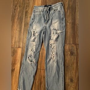 Hollister Ultra High-Rise Mom Jeans